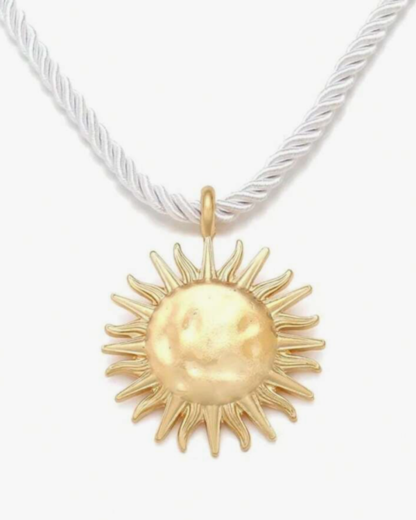 COLLAR DE CORDÓN BLANCO CON DIJE DE SOL GRANDE